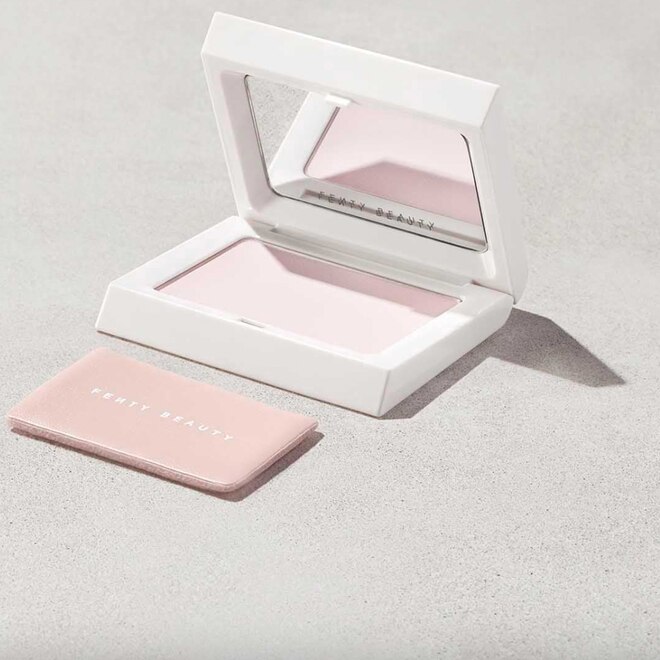 Rihanna Used This Blotting Powder During Her Super Bowl Halftime Show Rihanna Used This Blotting Powder During Her Super Bowl Halftime Show